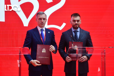 Владислав Баранов (ГК LDGo) и губернатор подписывают договор о сервисном центре в Смоленске на ПМЭФ-2025