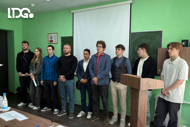 Групповое фото выпускников МИТСО, завкафедры и представителя ГК LDGo с дипломами